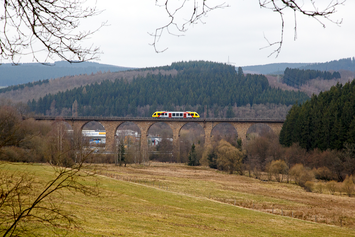 
Ein Alstom Coradia LINT 27 der HLB (Hessische Landesbahn) fährt als RB 95  Sieg-Dill-Bahn  Siegen - Dillenburg am 19.03.2016 über den Rudersdorfer Viadukt in Richtung Dillenburg. 

Hier an diese etwas höhere Fotostelle muss ich wohl noch mal bei besserem Licht hin...