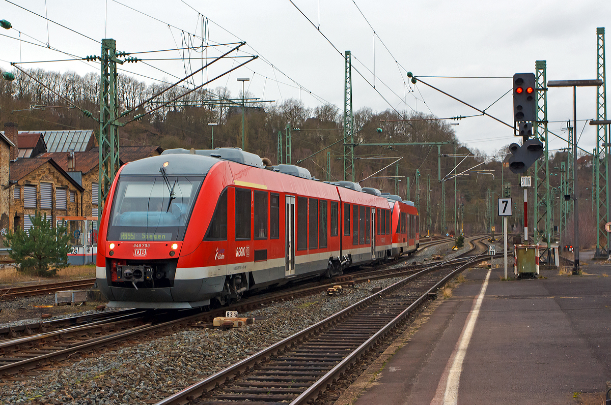 
Ein Alstom Coradia LINT 41 (648 705 / 648 205) in Doppeltraktion mit einem Alstom Coradia LINT 27 (640 017) beide von der DreiLänderBahn fahren am 14.02.2014 als RB 95  Sieg-Dill-Bahn  (Au/Sieg - Siegen- Dillenburg) in den Bahnhof Betzdorf/Sieg ein