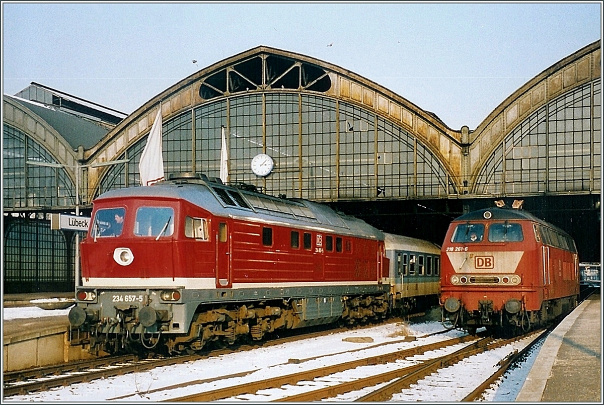 Ein altes Bild, dass mir aber gut gefällt und vielleicht auch den andern Betrachten von  Hellertalbahn : die 234 657-5 verlässt mit einem IR Lübeck, während die DB 218 261-6 wartet.
14.01.1996
