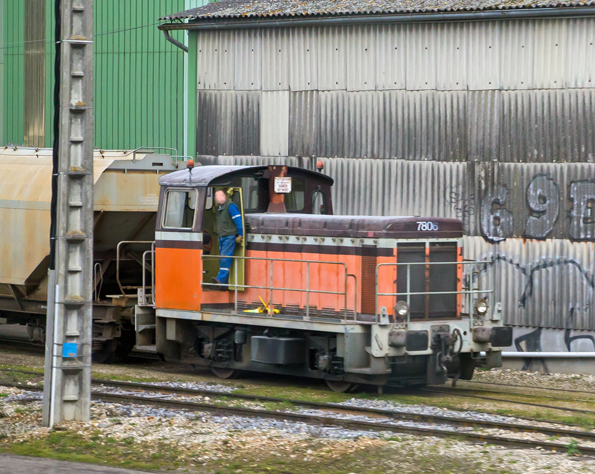 
Ein Aus-dem-Zug Bild - Die Kleindiesellok Y 7806 beim Rangieren mit Getreidewagen, hier am 27.03.2015 kurz vor Lyon.

Ab 1958 begann die SNCF intensiv mit der Verdieselung des unwirtschaftlichen Rangierbetriebs mit Dampfloks. Hierfür beschafften sie die zweiachsigen Kleinloks der Baureihe Y 7100, welche bis Dezember 1962 mit insgesamt 210 Exemplaren in Dienst gestellt wurde. Alle besaßen einen Poyaud-Dieselmotor des Typs  6 PYT / SG  mit einer Leistung von 150 kW (205 PS). Die Leistungsübertragung erfolgte vom Motor über ein hydromechanisches Voith-Getriebe des Typs  L 312 U  und weiter über Rollenketten auf die beiden Achsen. Die Y 7192 erhielt 1960 versuchsweise eine mechanische Kraftübertragung eingebaut und wurde dann in Y 7001 umgezeichnet. Sie bildete den Prototyp für die Baureihe Y 7400, deren Auslieferung ab März 1963 begann.

Äußerlich weitgehend unverändert von der BR Y 7100 und mit gleichem Motor, aber nun mit mechanischem Getriebe, hydraulischer Ferodo-Kupplung, und wiederum über Rollenketten auf die beiden Achsen. Insgesamt wurden 488 Loks der BR Y 7400 bis Oktober 1972 in Dienst gestellt, wobei die ersten 120 bei Decauville, die nächsten 105 von De Dietrich und die letzten 263 bei Moyse gebaut wurden.

Seit 2008 wurden und werden viele Kleindieselloks der Baureihen Y 7100 und Y 7400 in die Baureihe Y 9000 umgebaut. Heute können noch ungefähr 90 nicht umgebaute Y 7400 im Einsatz angetroffen werden.

TECHNISCHE DATEN der Y 7400:
Spurweite: 1.435 mm
Achsfolge: B’
Gebaute Stückzahl: 489 (Y 7001 und Y 7401-7888)
Baujahre: 1963 bis 1972
Länge über Puffer: 8.940 mm
Achsabstand: 3.685 mm
Treibraddurchmesser: 1.050 mm
maximale Breite: 2.870 mm
Höhe: 3.868 mm
Dienstgewicht: 32,0 t
Achslast: 16 t
Höchstgeschwindigkeit: 60 km/h
Motor: 6-Zylinder-Dieselmotor vom Typ Poyaud 6 PYT / SG 
Motorleistung: 152 kW (207 PS)
Dauerleistung: 129 kW
Anfahrzugkraft:  73 kN
Tankvolumen: 400 l
