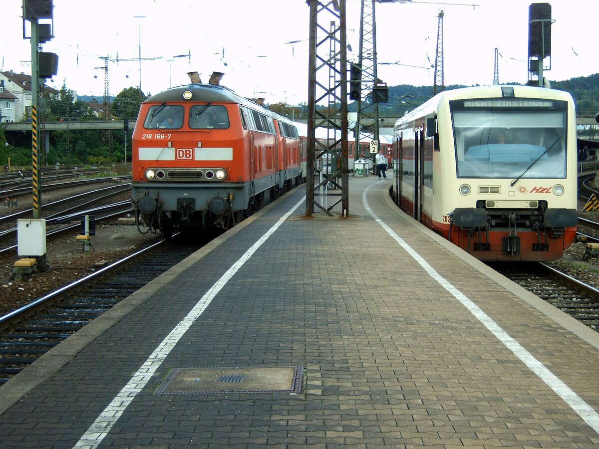 Ein Autoreisezug mit 218 166-7 und einer weiteren 218 ist in Ulm eingefahren. Auf dem Nachbargleis steht ein privater 650; VT 203 der HzL am 17.09.2005. ABER ! der letzte Wagen des Autozuges steht durch Überlänge auf einer Weiche und blockiert den Zugverkehr auf der anderen Bahnhofsseite.