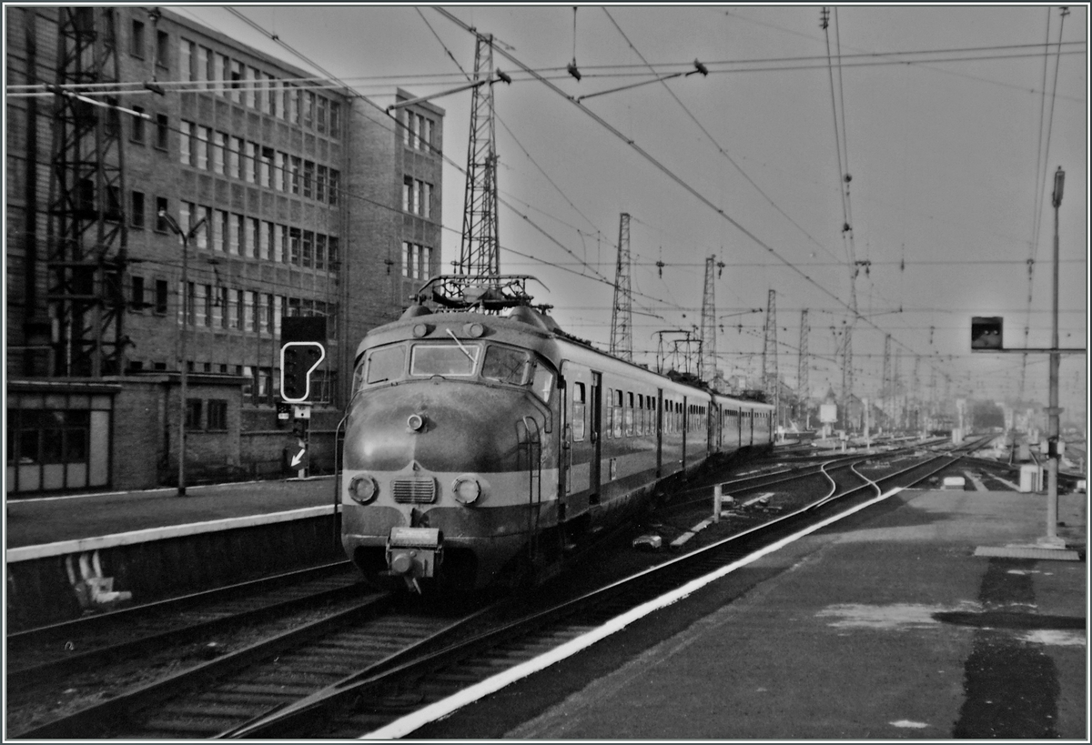 Ein Benelux Triebzug wird als IC 180 nach Amsterdam CS in Bruxelles Midi bereitgestellt.
29. Juni 1984. 

