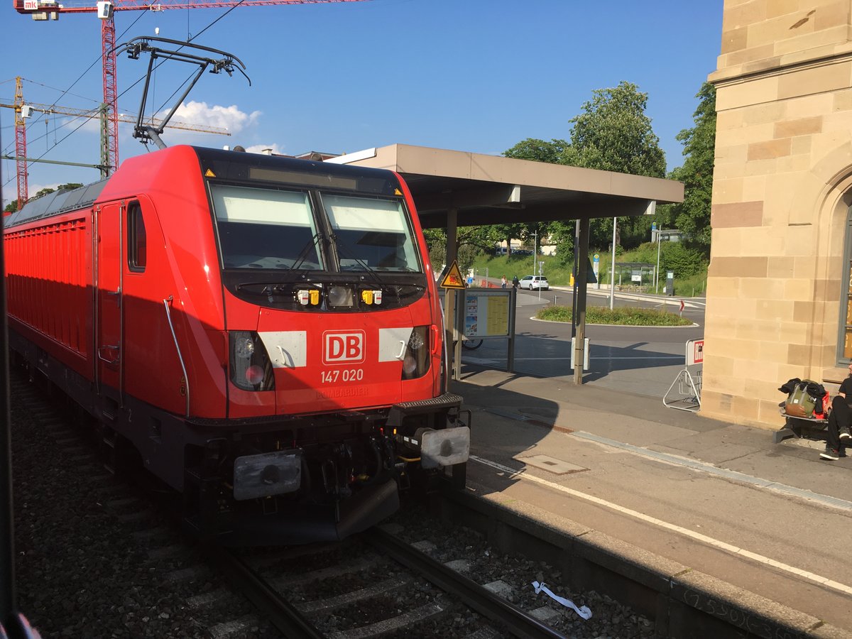 Ein Bild der anderen Art... ich hoffe es gefällt trotzdem ein wenig.

Im Sandwich fuhr diese n Wagen Garnitur mit 2 x Br 147 am 22.05.17. Leider hat es nur noch auf einen sehr spontanen Nachschuss auf die vor den Steuerwagen gehängte 147 020 gereicht. 

Die Aufnahme entstand aus dem Re 12311