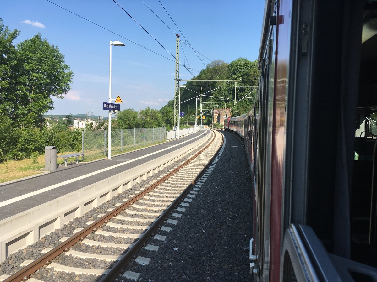 Ein Bild der anderen Art... ich hoffe es gefällt trotzdem ein wenig.

Blick aus dem Fenster im Re 12311 an die Zugspitze.

22.05.17