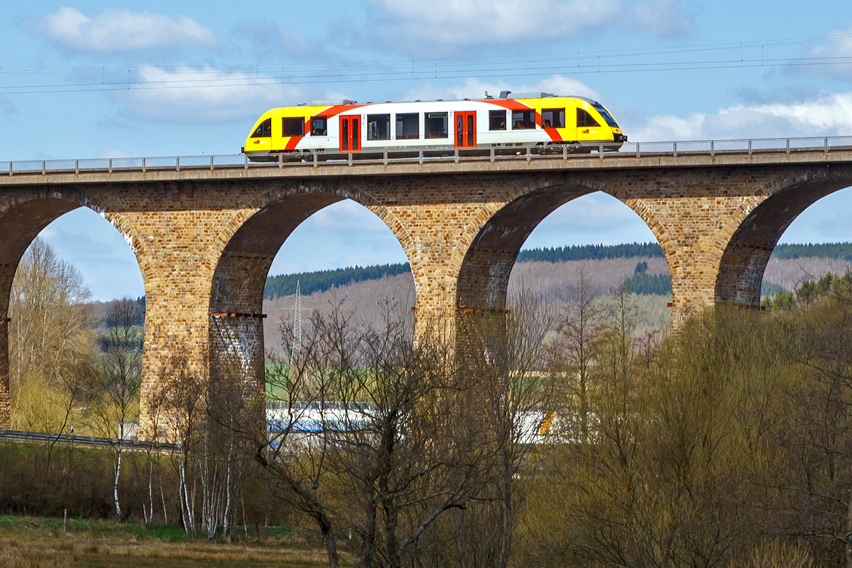 Ein Bildausschnitt aus dem gleichen Bild wie zuvor. Es zeigt was möglich ist. 

Ein Alstom Coradia LINT 27 der HLB (Hessische Landesbahn) fährt als RB 95  Sieg-Dill.Bahn  Au/Sieg - Siegen - Dillenburg am 18.04.2015 über den Rudersdorfer Viadukt in Richtung Dillenburg.