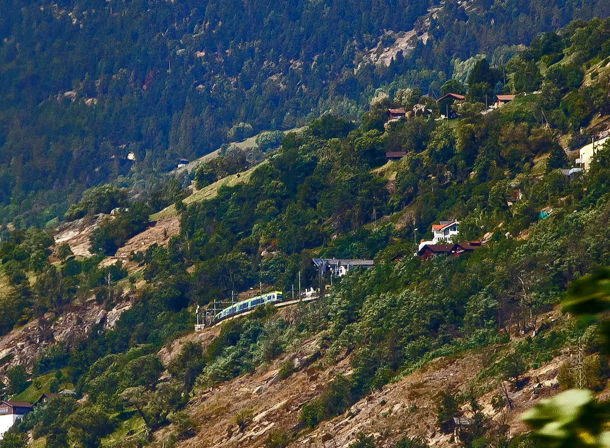 Ein Blick auf die BLS Lötschberg-Bergstrecke zwei gekuppelte BLS RABe 535  Lötschberger  fahren am 08.09.2021 beim Bahnhof Eggerberg (835 m ü. M.) gerade hinauf. 
Das Bild konnte ich durchs die Fensterscheibe aus dem SBB IC 8 (Brig – Romanshorn), hier kurz vor Visp machen.

Als Lötschberg-Bergstrecke wird die Schweizer Eisenbahnstrecke (Kursbuchfeld 330, vor Eröffnung des Basistunnels 300) bezeichnet, welche das Berner Oberland mit dem Wallis verbindet. Das Herzstück der Strecke ist der 14.612 m lange Lötschbergtunnel. Die Strecke ist aufgrund ihrer Doppelschleife (Kehrtunnel) an der Nordrampe, ihrer vielen Kunstbauten und der Südrampe im Rhonetal unter Eisenbahnenthusiasten weltbekannt. Mit der Eröffnung des Lötschberg-Basistunnels 2007 nimmt dieser nun einen Großteil des Verkehrs zwischen Frutigen und Brig auf. Die Bergstrecke wird seitdem nur noch durch RegioExpress- sowie von Güterzügen befahren, die nicht durch den Basistunnel befahren können.

