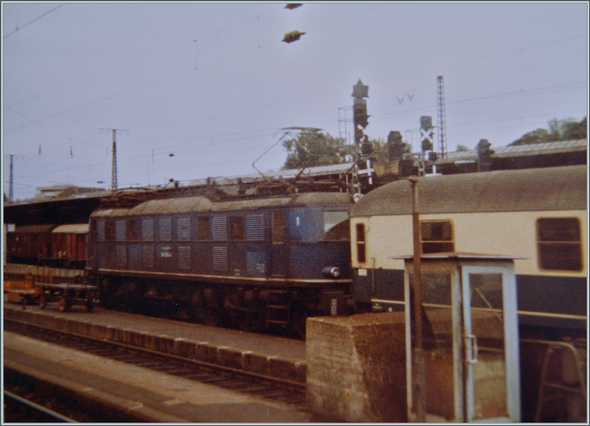 Ein Blick aus dem (damals noch) zu öffnenden Fensters eines IC bei der Einfahrt in Würzburg, festgehalten mit meiner 110-Film Knipse (und somit leider mangelnder Qualität): eine damals schon eher selten zu sehende DB 118. 

17. Sept. 1983