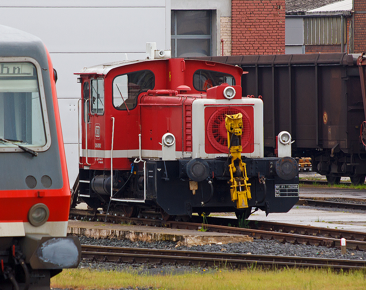 
Ein Blick durch den Zaun.....

Die 335 200-2 der DB Regio AG, ex DB 333 200-4 abgestellt am 26.05.2014 beim BW Limburg/Lahn. 

Die Köf III wurde 1976 von O&K unter der Fabriknummer 26910 gebaut und als 333 200-4 an die DB geliefert, 1989 erfolgte der Umbau d.h. die Ausrüstung mit Funkfernsteuerung und somit die Umbezeichung in 335 200-2 die sie bis heute trägt. Sie ist mit der automatischen Rangierkupplung RK 900 ausgestattet.

Die Köf III hat einen RHS 518A MWM-Motor mit einer Dauerleistung von 177 kW (240 PS) und eine Höchstgeschwindigkeit von 45 km/h. Die Kraftübertragung erfolgt (wie bei allen BR333 und 335) vom Motor über das hydraulische Wendegetriebe, über Gelenkwelle und zusätzliche Achsgetriebe. Die Kraftübertragung über Gelenkwelle ist eine Weiterentwicklung Gmeinder aus dem Jahre 1965. Das ist auch der wesentliche Unterschied zu den BR 331 und 332, hier erfolgt die Kraftübertragung über Kette.

Die Köf III (Kleinlok mit Öl-(Diesel-)Motor und Flüssigkeitsgetriebe, Leistungsgruppe III) der Baureihe 333 und 335 haben einen Motor MWM (Motorenwerke Mannheim) RHS 518A mit einer Nennleistung von 177 kW (240 PS) bei 1.600 U/min dessen Leistung über ein hydraulische Wendegetriebe L213U von Voith, von diesem über Gelenkwellen auf die zusätzlich vorhandenen Achsgetriebe (nicht wie ältere Ausführung der BR 331 über Rollenketten).
Der Unterschied zwischen der BR 333 und 335 besteht darin, dass die BR 335 auf Funkfernsteuerung umgebaute Köf III der BR 333 sind.

Weitere Technische Daten:
Spurweite: 1.435 mm
Achsformel : B 
Länge über Puffer: 7.830 mm 
Dienstmasse (2/3 Vorräte): 22 t 
Dieselkraftstoff: 300 l 
Höchstgeschwindigkeit: 45 km/h 
Anfahrzugkraft: 83,4 kN