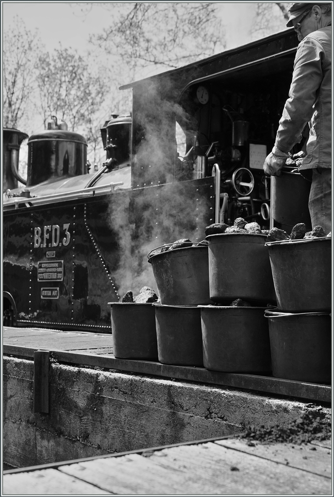 Ein Blick hinter die Kulissen: die Dampflok haben gegen Mittag ziemlich Hunger und Durst.
Chaulin, den 15. Mai 2016