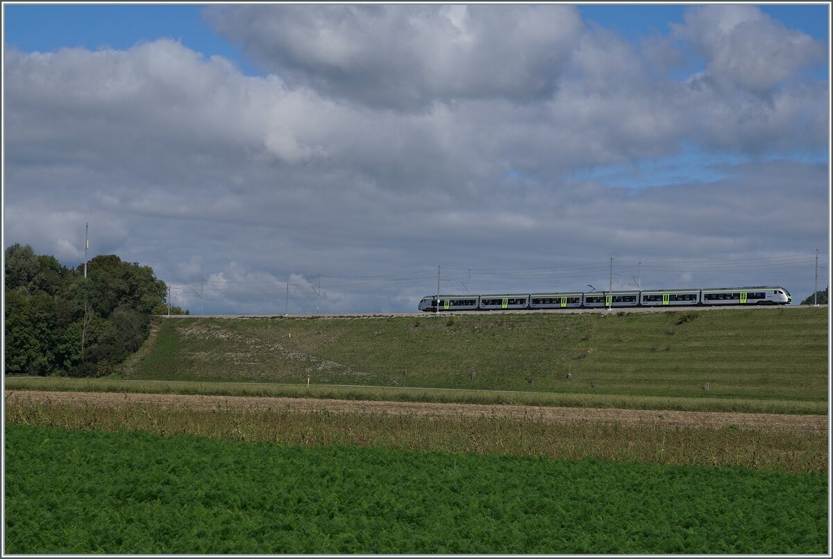 Ein BLS RABe 528 MIKA ist als IR 66 3222 von Bern nach La Chaux de Fonds unterwegs und zeigt sehr schön die andersartige Türandordnung zur Regionalbahn MIKA Variante. Zudem ist auch der 1. Klasse Anteil etwas grösser. 

5. Oktober 2024