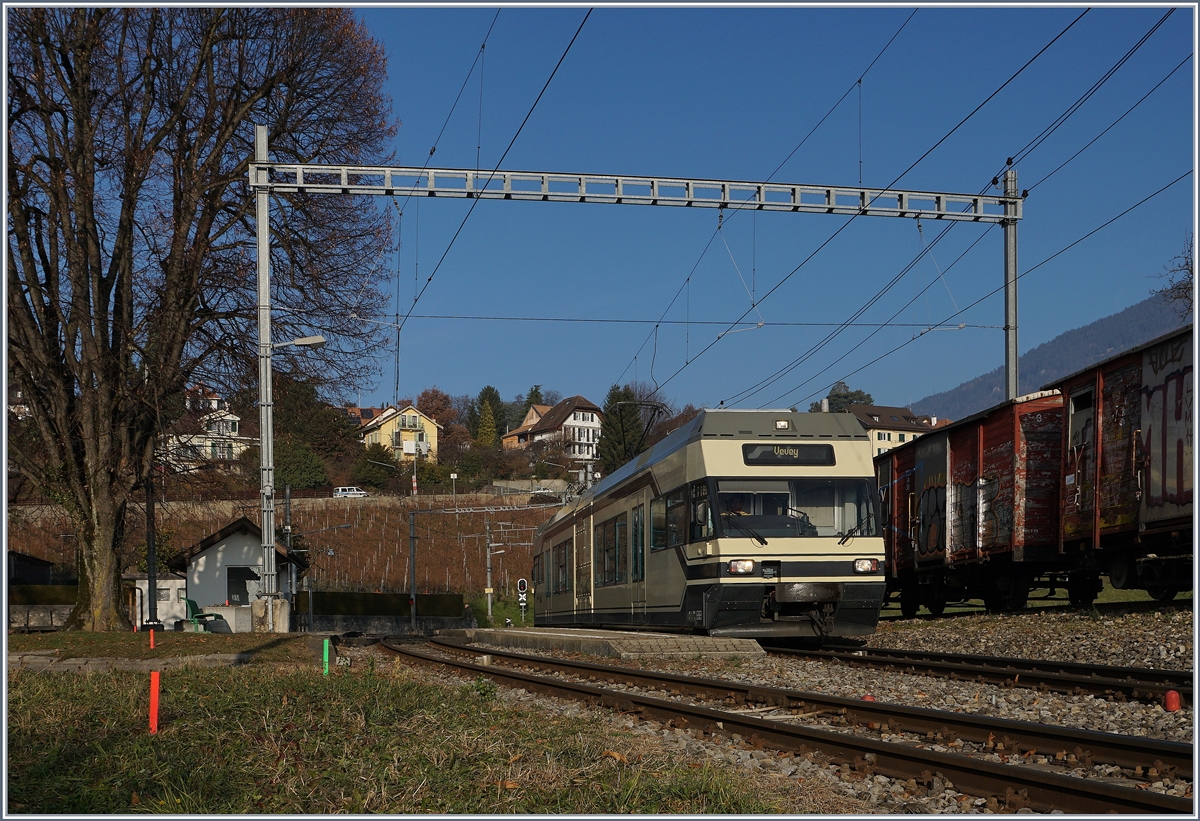 Ein CEV MVR GTW Be 2/6 verlässt den Bahnhof St-Légier Gare Richtung Vevey. Ein schon bald historisches Bild, denn die GTW werden an die BTI abgegeben und der Bahnhof St-Legier umgebaut.
15. Dez. 2016