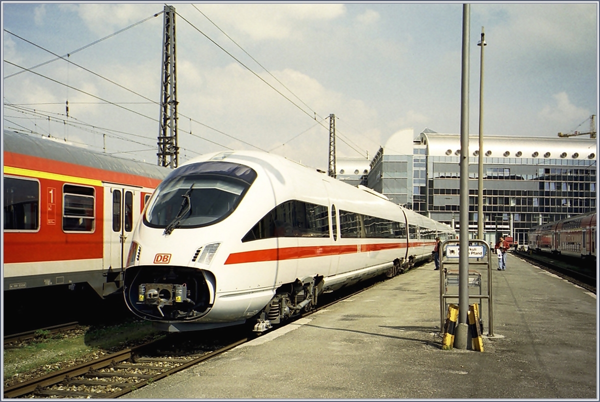 Ein damals recht neuer ICE TD der BR 605 in M�nchen.
Analog Bild, Herbst 2001