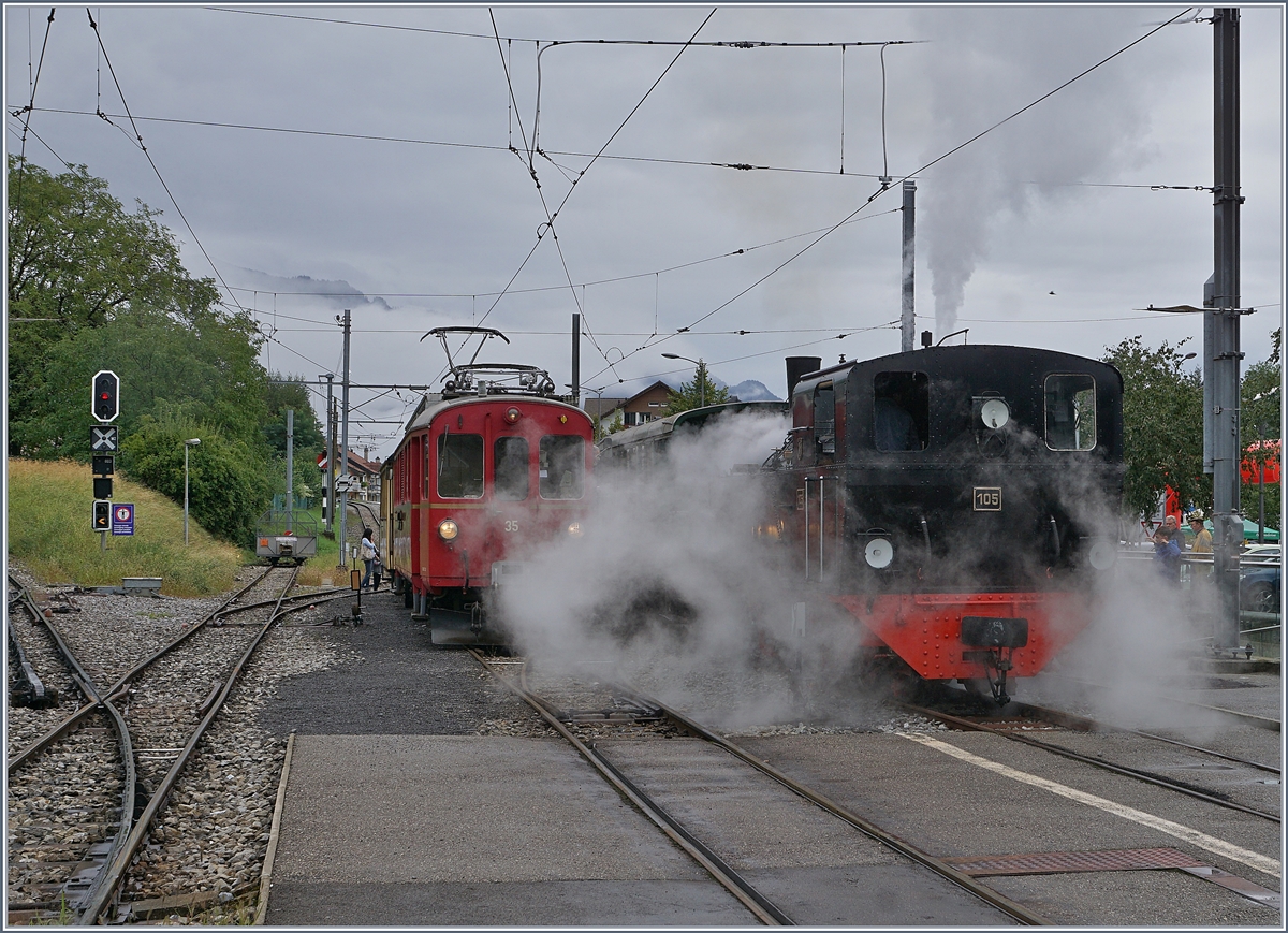 Ein dampfendes  Stimmungsbild  mit der G 2x 2/2 105 und dem auf dem Nebengeleis kaum zu sehenden RhB ABe 4/4 I 35, der mit seinem Blonay-Chamby  Bernina-Wagen  als Riviera Belle Epoque von Chaulin nach Vevey unterwegs ist. 

30. Aug. 2020
