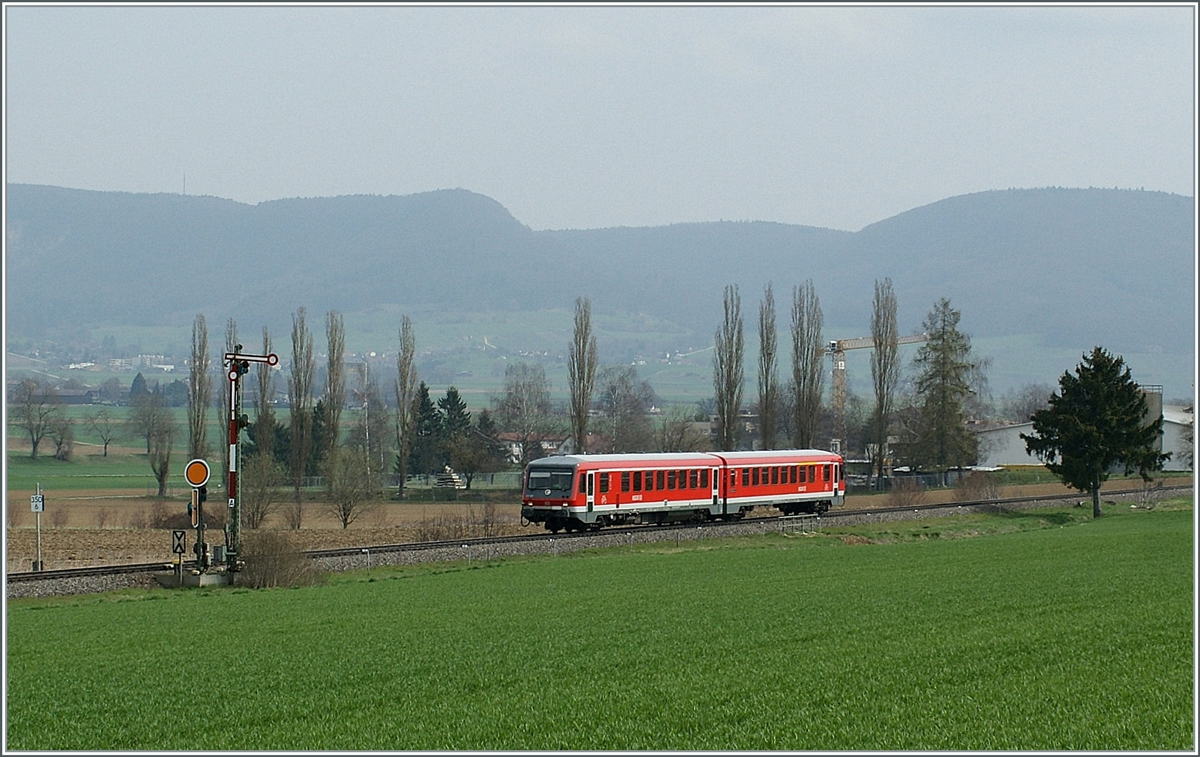 Ein DB 628/928 ist bei Hallau auf der Fahrt in Richtung Schaffhausen. 

8. April 2010