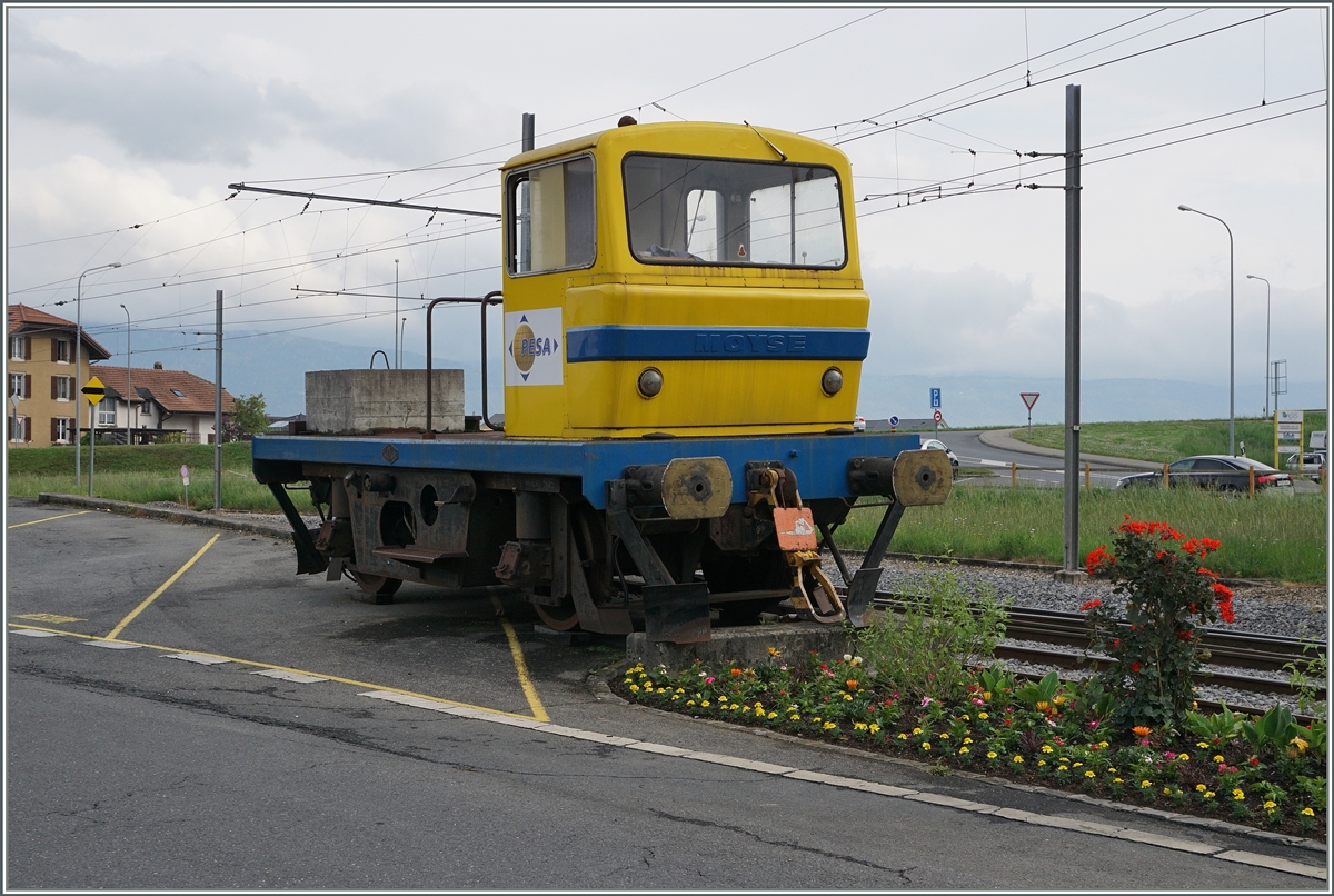 Ein Ding, wie ich es noch nie gesehen habe und welches wie die  Lokomotive  von Hans und Jeannays Pferdebahn neben den Schienen steht.
Chavornay, den 14. Mai 2015