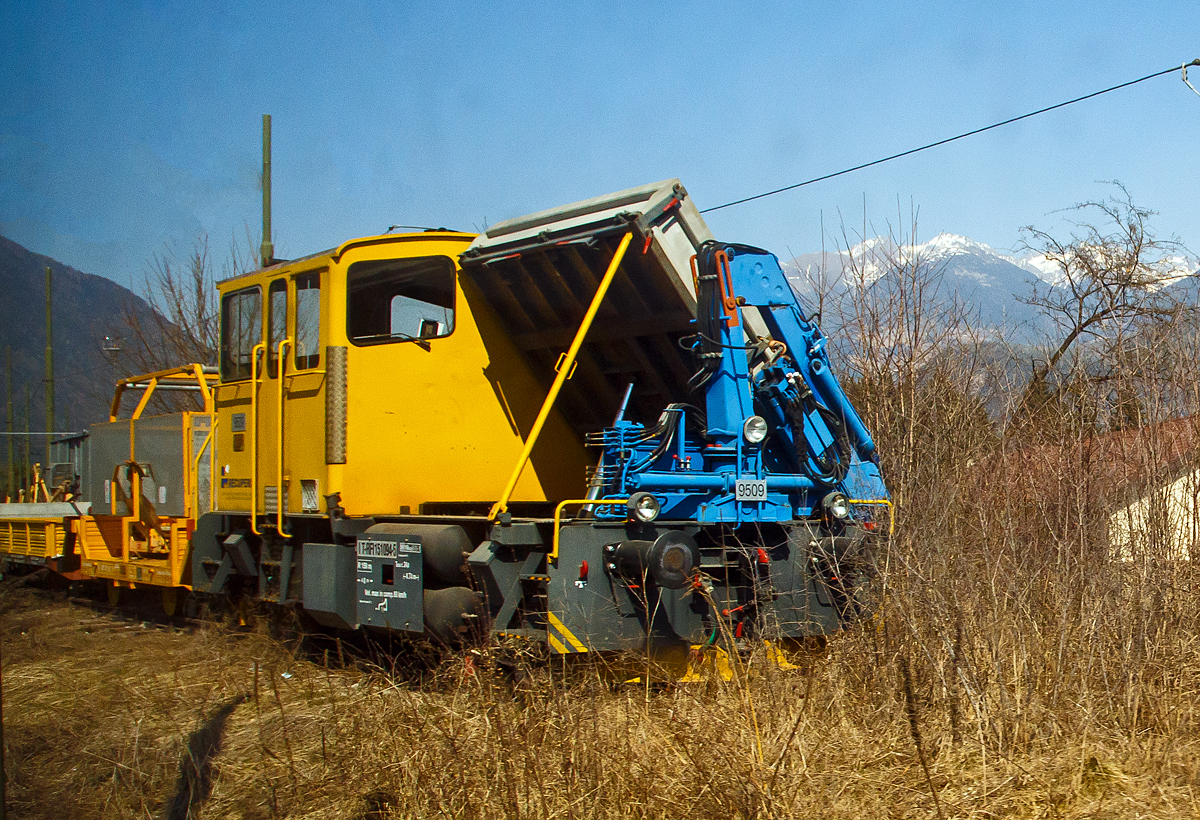 Ein ehemaliger SBB Baudiensttraktor vom Typ Tm III (Autocarrelli con gru Tm III) IT-RFI 151094-5 der Italienischen Firma Recuperi srl., ex SBB Tm III 9509 (Ausführung mit Ladebühne und Kran) ist am 27.03.2022 bei Bruneck / Brunico abgestellt. Aufnahme aus fahrenden Zug durch die Scheibe.

Der Tm III wurde 1982 von RACO (Typ 225 SV4 H) unter der Fabriknummer 1878 gebaut uns als Tm III 9509 an die SBB geliefert.
