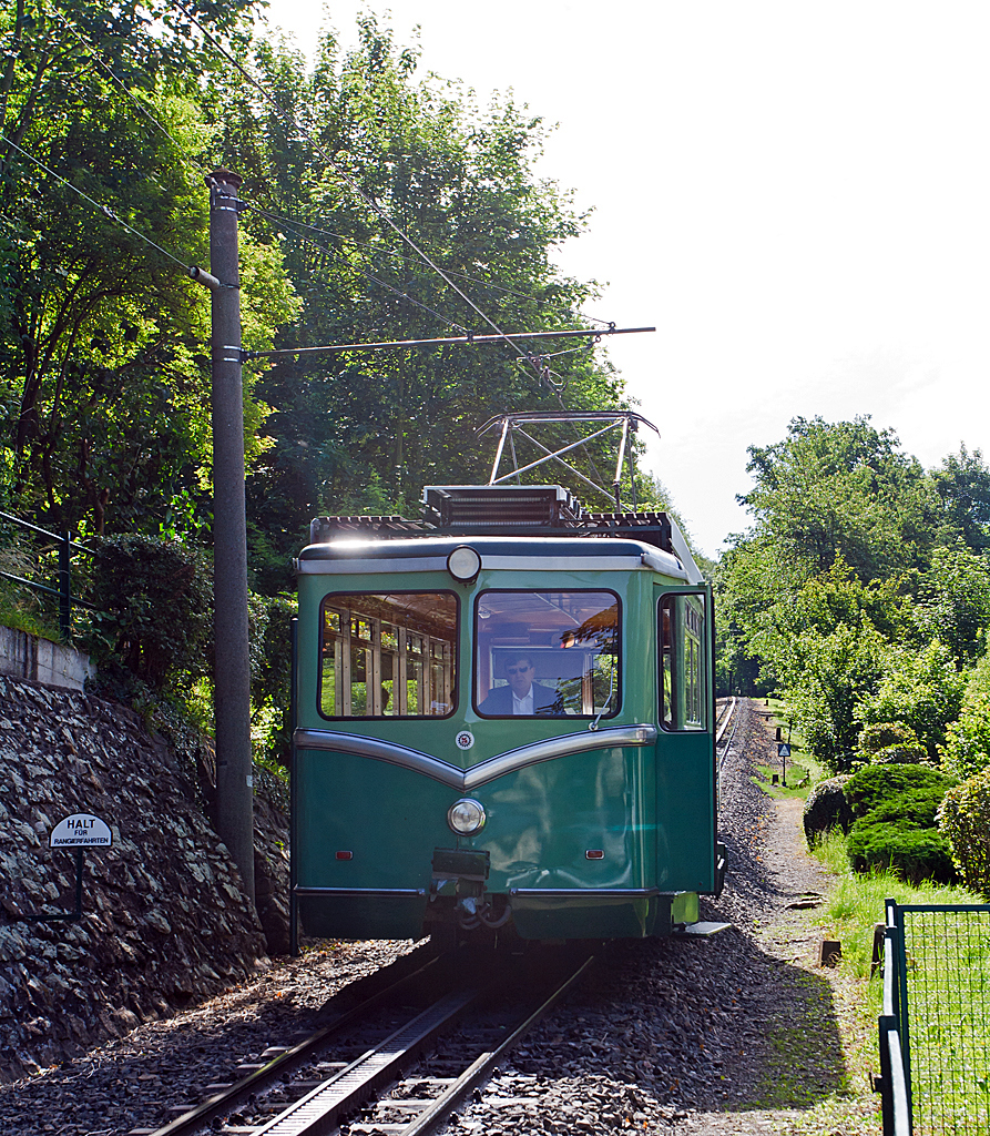 
Ein Elektrotriebwagen der Drachenfelsbahn kommt am 06.06.2014 vom Drachenfels hinab, hier kurz vor dem Erreichen der Talstation. 

Die Drachenfelsbahn ist die älteste der vier noch betriebenen Zahnradbahnen in Deutschland. Sie wird nach einer eigenen  Bau- und Betriebsordnung für die Drachenfelsbahn (BO-DRACH)  von der Bergbahnen im Siebengebirge AG betrieben. Die meterspurige Bahn, mit Zahnstangensystem Riggenbach, verbindet seit 1883 die im Rheintal gelegene Altstadt von Königswinter mit dem Siebengebirge und endet knapp unterhalb des Drachenfels-Gipfels. Die 1.520 Meter lange Strecke überwindet dabei 220 Höhenmeter, die maximale Steigung beträgt 20 Prozent. Die Drachenfelsbahn ist eine der meistgenutzten Zahnradbahnen Europas, bis heute beförderte sie mehr als 35 Millionen Fahrgäste. Neben der Bayerischen Zugspitzbahn, der Wendelsteinbahn und der Zahnradbahn Stuttgart ist die Drachenfelsbahn eine von nur noch vier betriebenen Zahnradbahnen in Deutschland. Sie ist komplett auf Stahlschwellen verlegt.