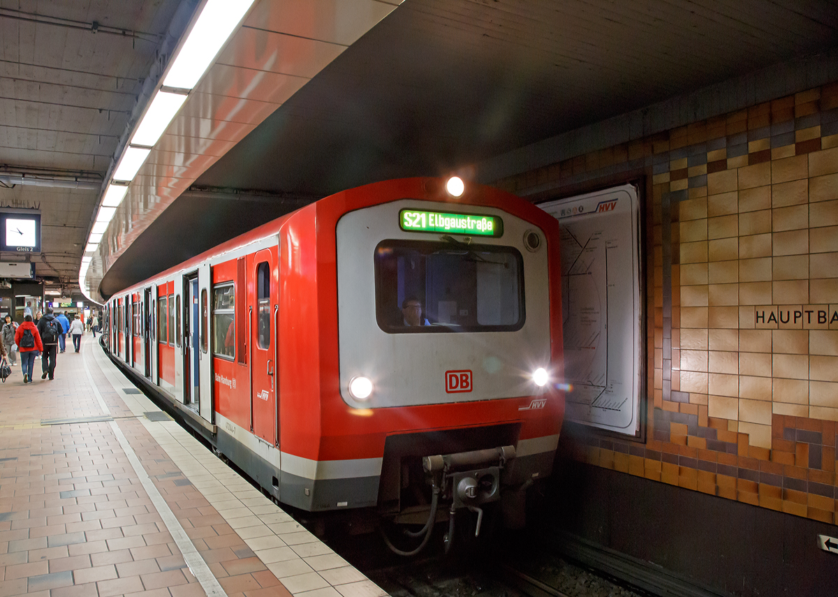 
Ein ET 472/473 der S-Bahn Hamburg fährt am 16.06.2015, als S 21 zur Elbgaustraße, in die Station Hauptbahnhof Hamburg ein.

Der Bedarf für die Elektro-Triebzüge der Baureihe 472/473 entstand mit dem weiteren Ausbau des Hamburger S-Bahn-Netzes Anfang der 1970er Jahre. Diese Baureihe wurde völlig neu konstruiert. Die Fahrzeugkonstruktion ist aus Aluminium mit Strangpressprofilen und tragender Beblechung. Zur Bewältigung der zahlreichen steilen Abschnitte auf der City-S-Bahn und der 1983/84 eröffneten Harburger-S-Bahn erhielt dreiteiligen Triebzüge Allachsantrieb. Im Gegensatz zu den bisherigen Baureihen ist der Mittelwagen motorisiert und wird deshalb als  473  bezeichnet. Die Raumaufteilung ist aber aus der Baureihe 470 abgeleitet. Die verfügen über einen Allachsantrieb mit Gleichstrommotoren. Im Rahmen eines  Redesign - Programms wurden diese Triebzüge von 1997 bis 2005 in Farbgebung und Inneneinrichtung der neuen Baureihe 474 angeglichen.
