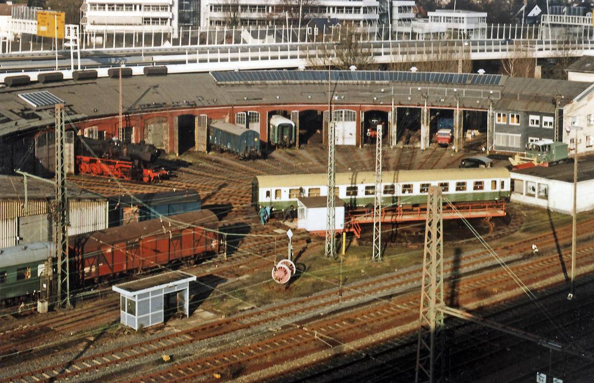 Ein etwas �lteres analoges Bild aus meinem Archiv....
Blick vom Parkdeck der City Galerie am 29.11.1998 auf den Siegener Ringlokschuppen (Baujahr 1882). Bis 1997 befand sich hier das stillgelegte Bahnbetriebswerk Siegen, seit 2004/05 befindet sich hier das S�dwestf�lische Eisenbahnmuseum. Es gibt viel zu entdecken.