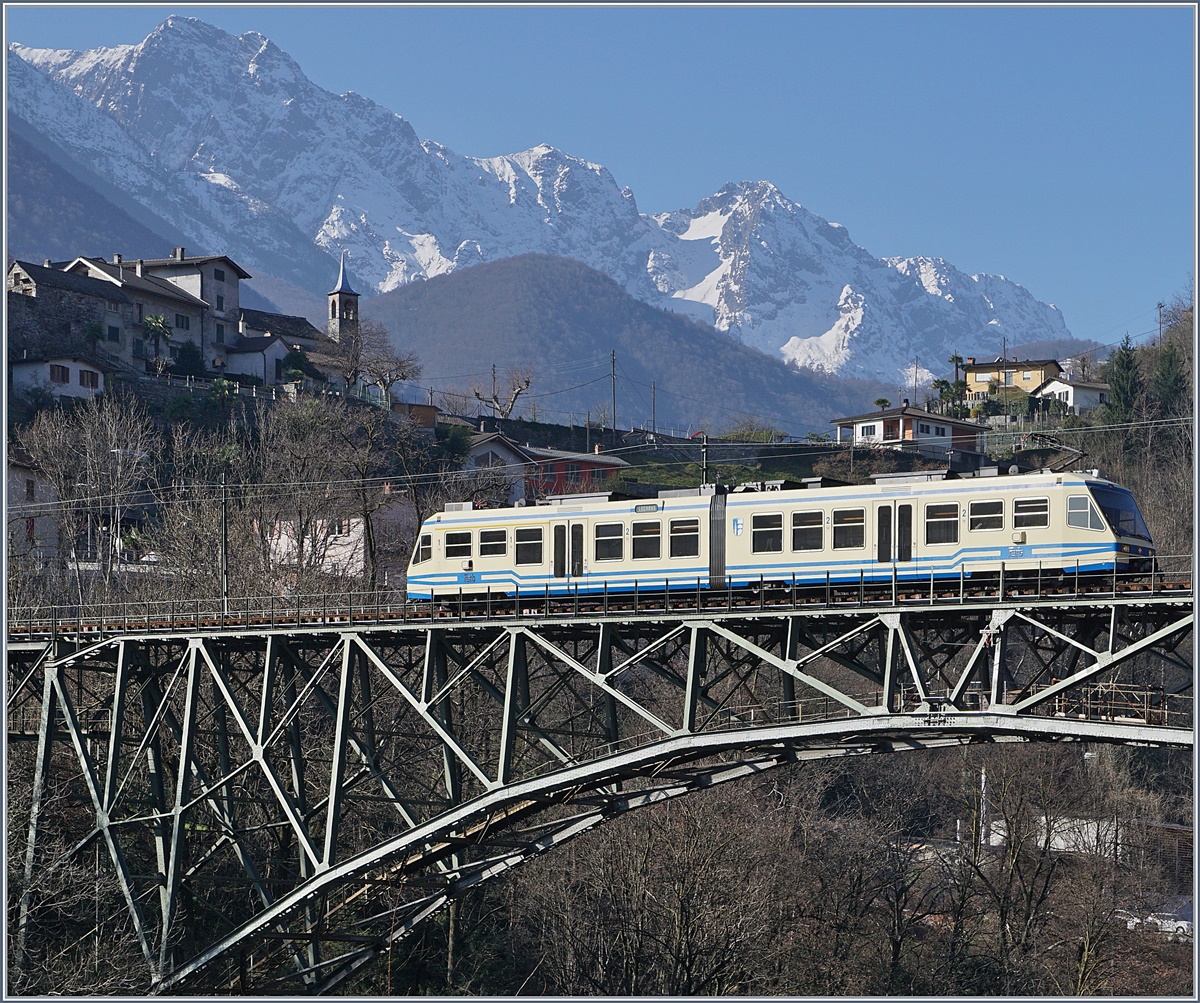 Ein FART ABe 4/6 auf der Isorno Brücke bei Intragna.
16. Mai 2017