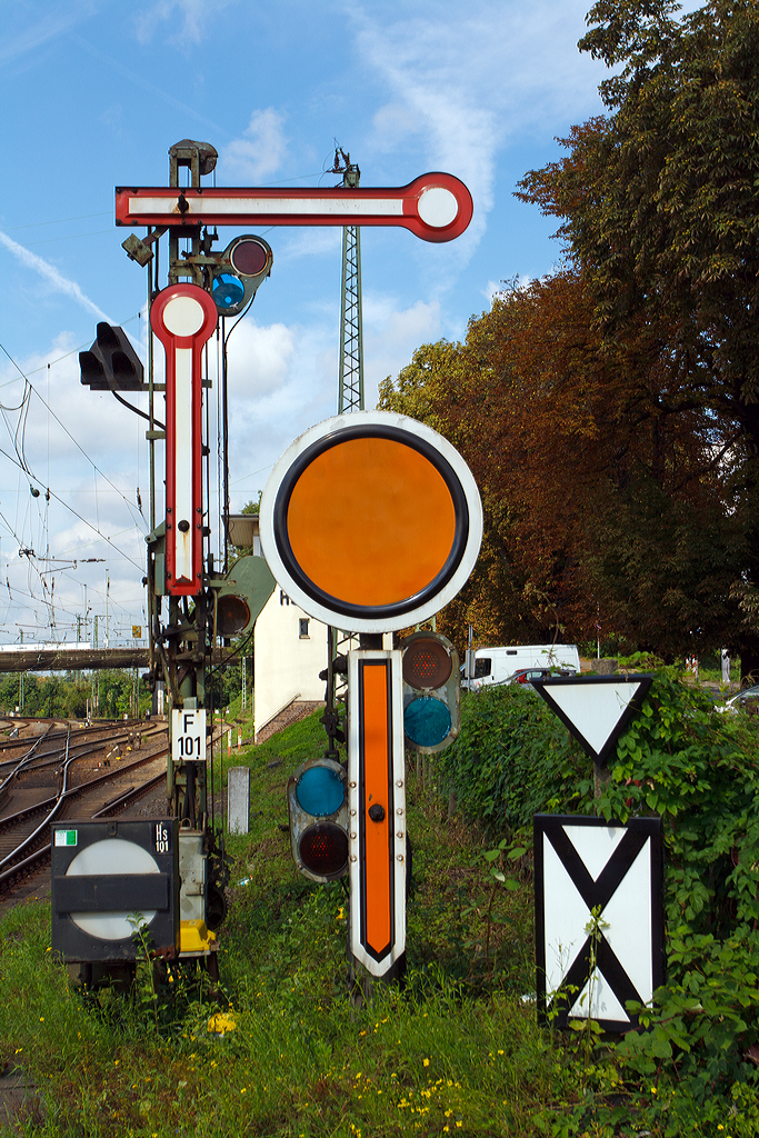 
Ein Formsignal-Ensemble im Hbf Hanau am Gleis 101 (27.08.2014) 
