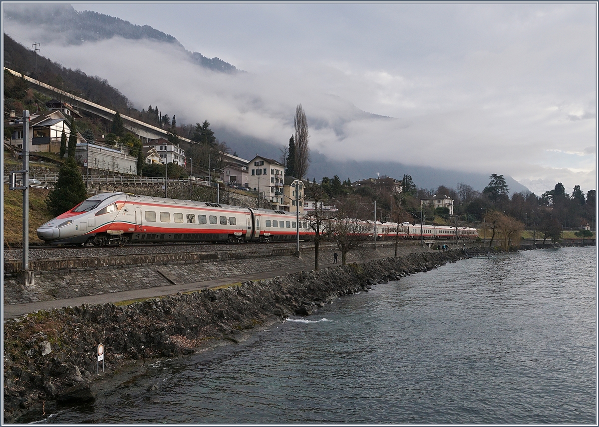 Ein FS ETR 610 als EC 34 von Milano nach Genève zwischen Villeneuve und dem Château de Chillon.

7. Jan. 2018