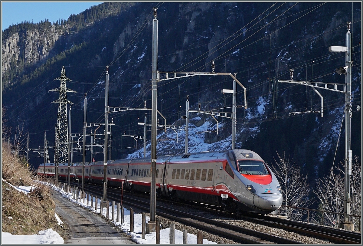 Ein FS Trenitalia ETR 610 erreicht als EC 153 von Luzern nach Milano den Bahnhof Göschenen.
17. März 2016