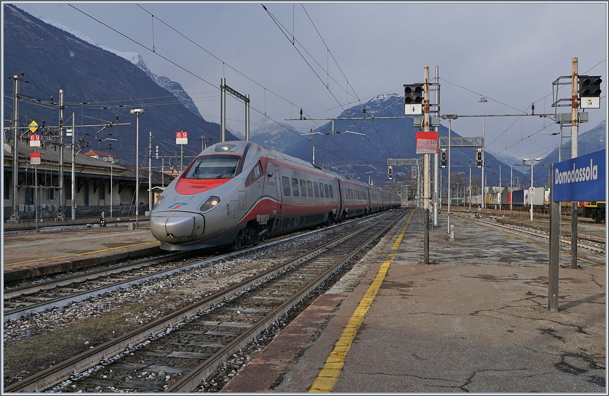 Ein FS Trenitalia ETR 610 erreicht Domodossola, noch unter  SBB -Regie  brennt das Dreilichtspitzensignal.
16. Jan. 2018