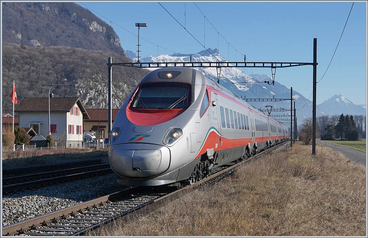 Ein FS Trenitalia ETR 610 als EC 34 von Milano nach Lausanne bei der Durchfahrt in Roches VD.
17. Feb. 2019