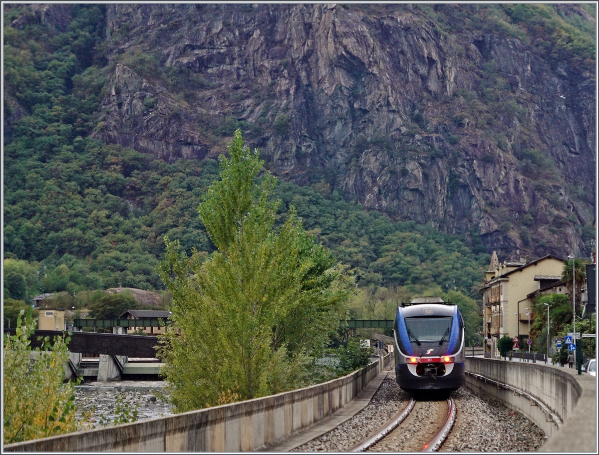 Ein FS Trenitalia Minuetto MD Aln 501/502 verlässt als Regionalzug 11819 von Ivera nach Aosta den Ort Donnas. 

21. September 2022