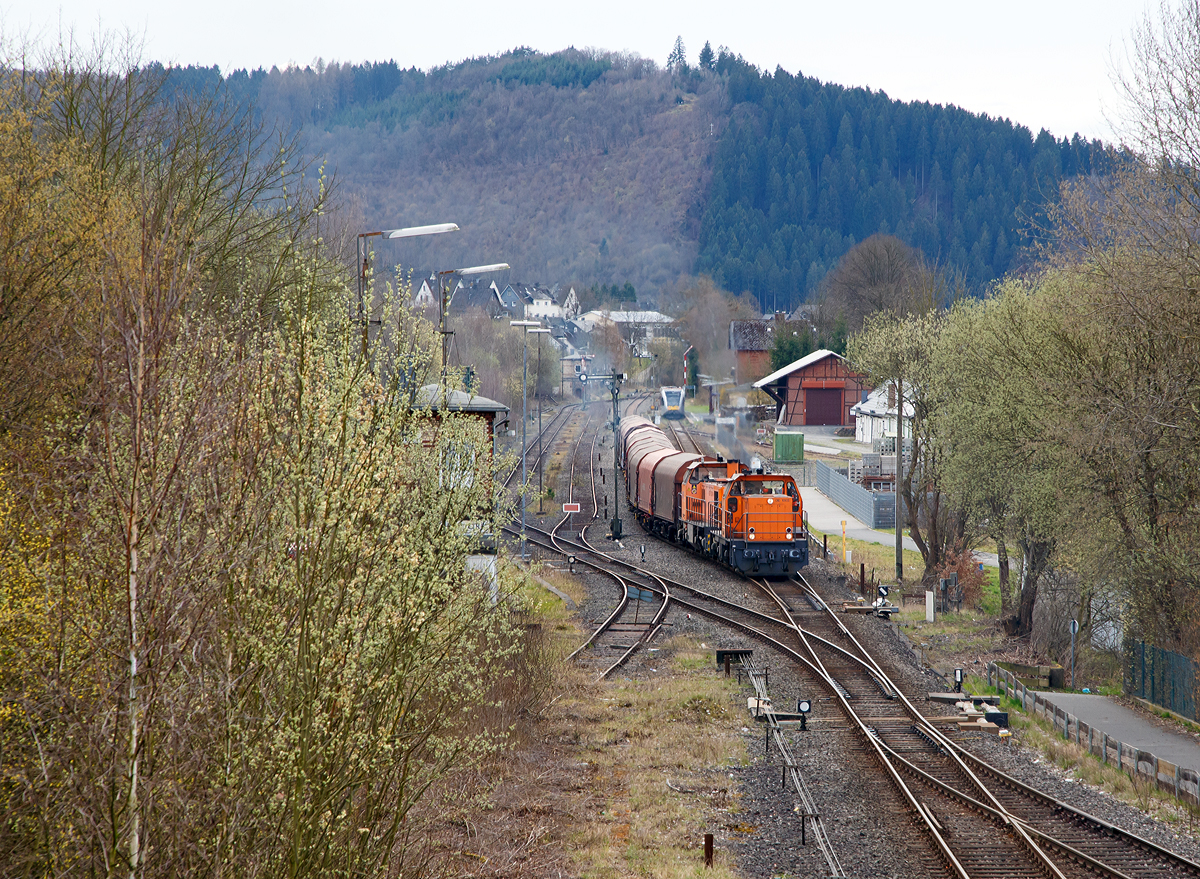
Ein GTW 2/6 der HLB (Hessische Landesbahn GmbH) ist am 04.04.2016, als RB 96  Hellertalbahn  (Dillenburg - Haiger - Herdorf - Betzdorf), in den Bahnhof Herdorf eingefahren. So k�nnen nun die Lok 41 (98 80 0272 008-0 D-KSW), eine MaK DE 1002, und die Lok 42 (92 80 1277 902-3 D-KSW), eine Vossloh MaK G 1700 B, beide der KSW Kreisbahn Siegen-Wittgenstein GmbH ihre Fahrt, mit ihrem Coilg�terzug,fortsetzen.