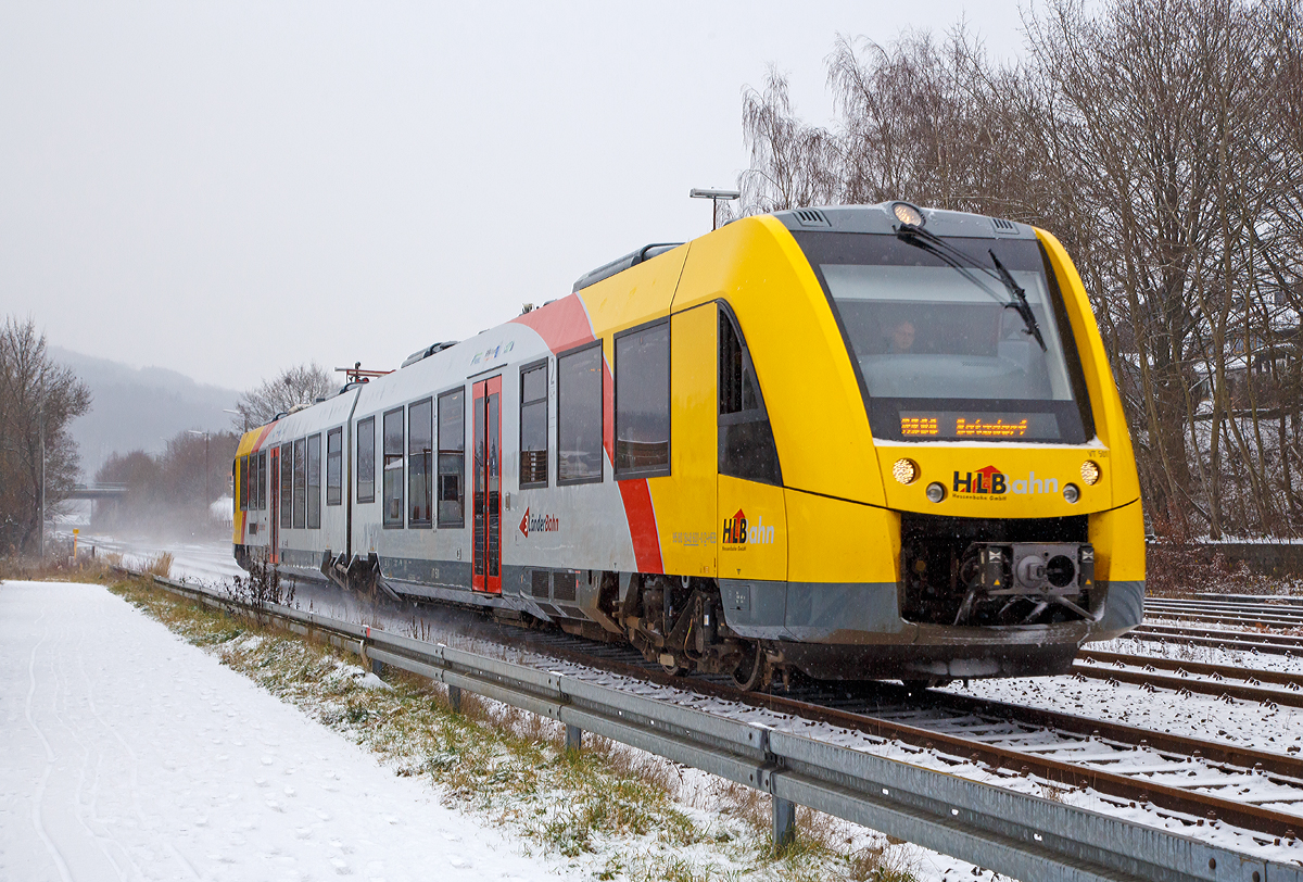 
Ein Hauch von Winter im Hellertal......
Der VT 501 (95 80 1648 101-1 D-HEB / 95 80 1648 601-0 D-HEB) ein Alstom Coradia LINT 41 neue Generation der HLB (Hessische Landesbahn GmbH) erreicht am 16.12.2018, als RB 96  Hellertalbahn   Dillenburg - Haiger - Neunkirchen - Herdorf - Betzdorf, den Bahnhof Herdorf.