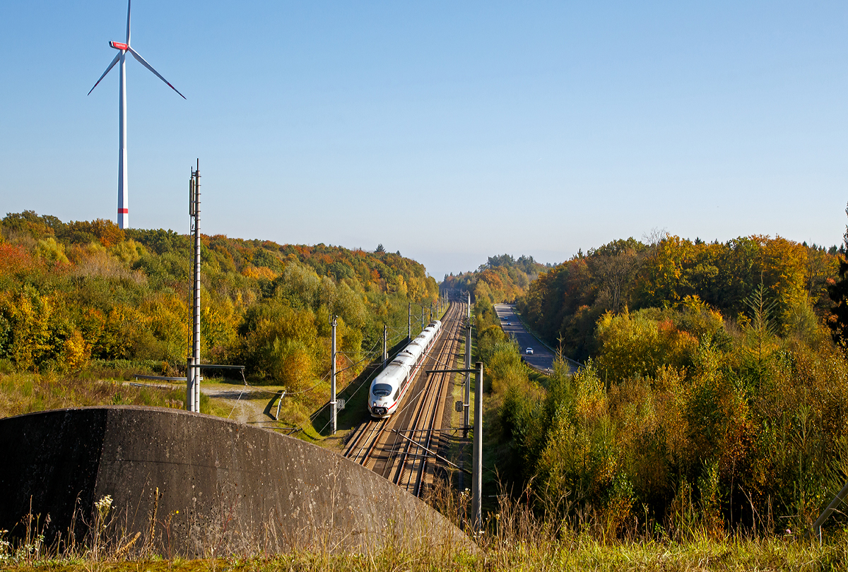 
Ein ICE 3 (BR 403) verschwindet bald mit ca. 300 km/h, in den 1.110 m langen Tunnel Elzer Berg, auf der Schnellfahrstrecke Köln–Rhein/Main (KBS 472) am 15.10.2017 beim Elzer Berg.