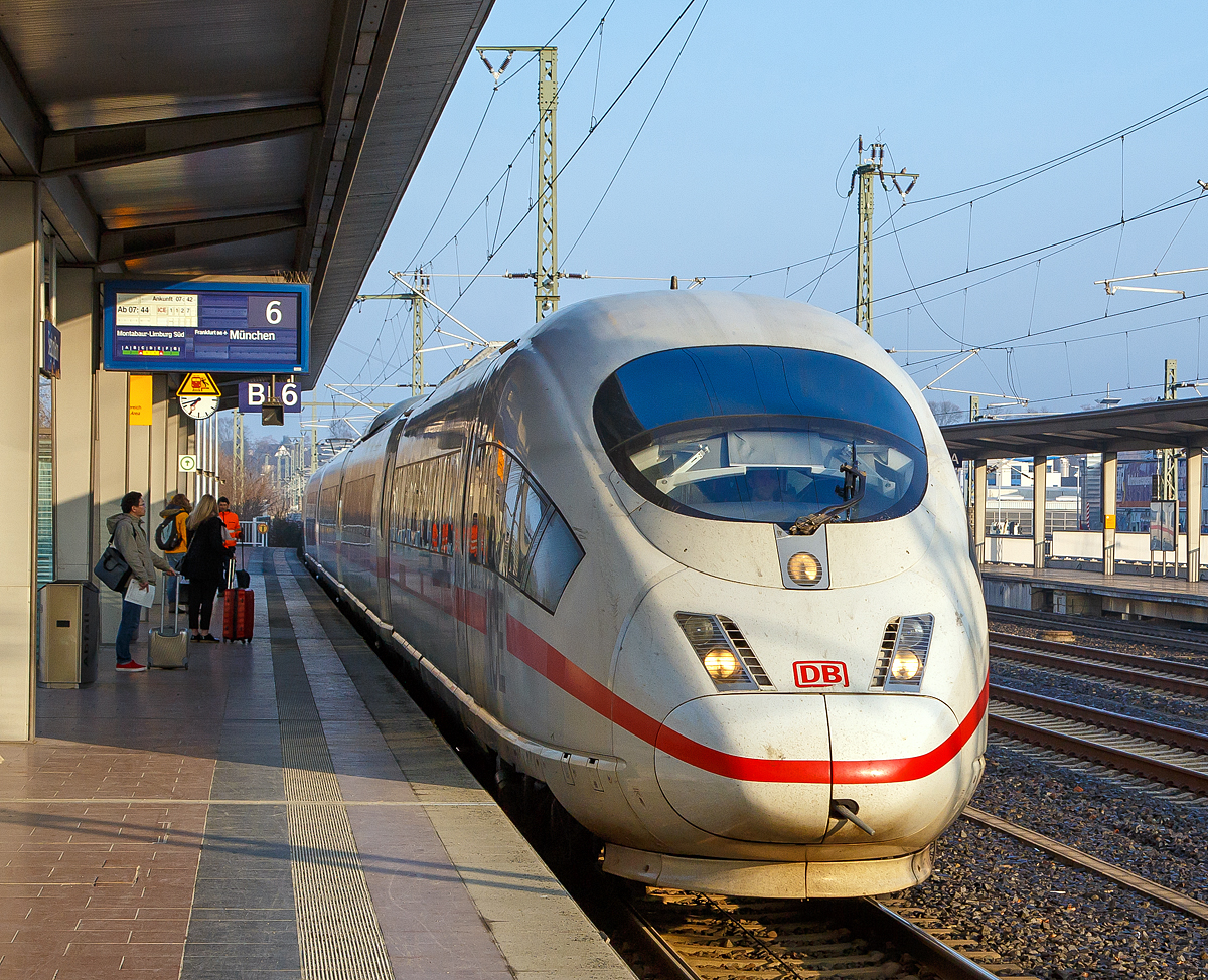 
Ein ICE 3 fährt am 26.03.2016 pünktlich, als ICE 1127 (Dortmund - Köln Messe/Deutz - Frankfurt(Main)Hbf - München), in den Bahnhof Siegburg/Bonn ein.