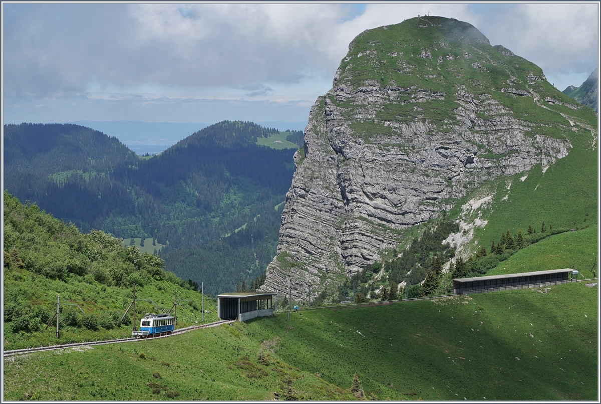 Ein kleiner Bhe 2/4 vor dem mächtigen Dent de Jaman.
3. Juli 2016