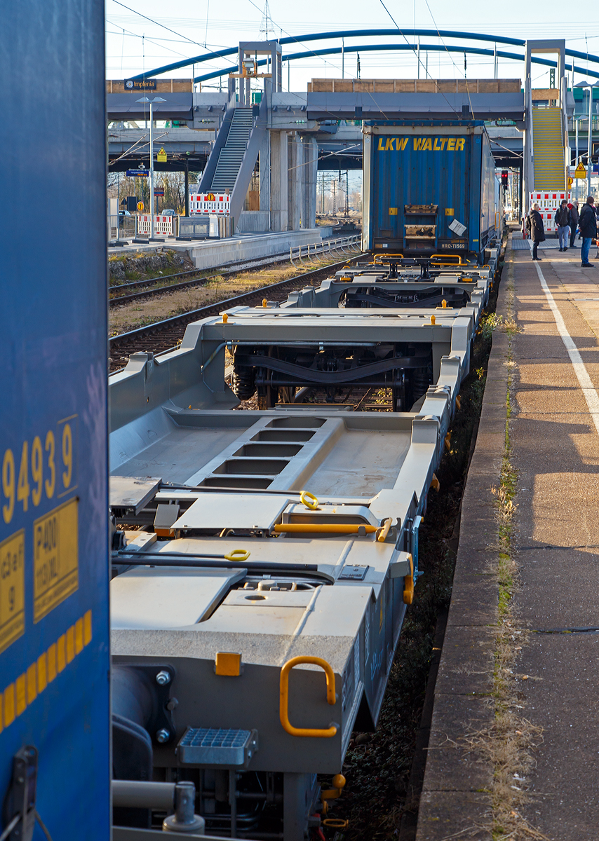 Ein L�ngsblick �ber den sechsachsigen Gelenk-Taschenwagen (Doppeltaschenwagen Typ T3000es in Gelenkbauart ) der Gattung Sdggmrss (33 85 4992 447-4 CH-HUPAC) am 29.12.2017 im Bahnhof Weil am Rhein hinweg.