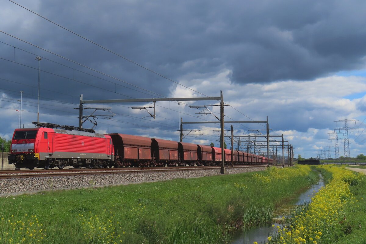 Ein Lok für die schwerster Guterzug in die Niederlande: 189 041 zieht der Leererzbomber durch Valburg nach Rotterdam durch Valburg am 18 April 2024.