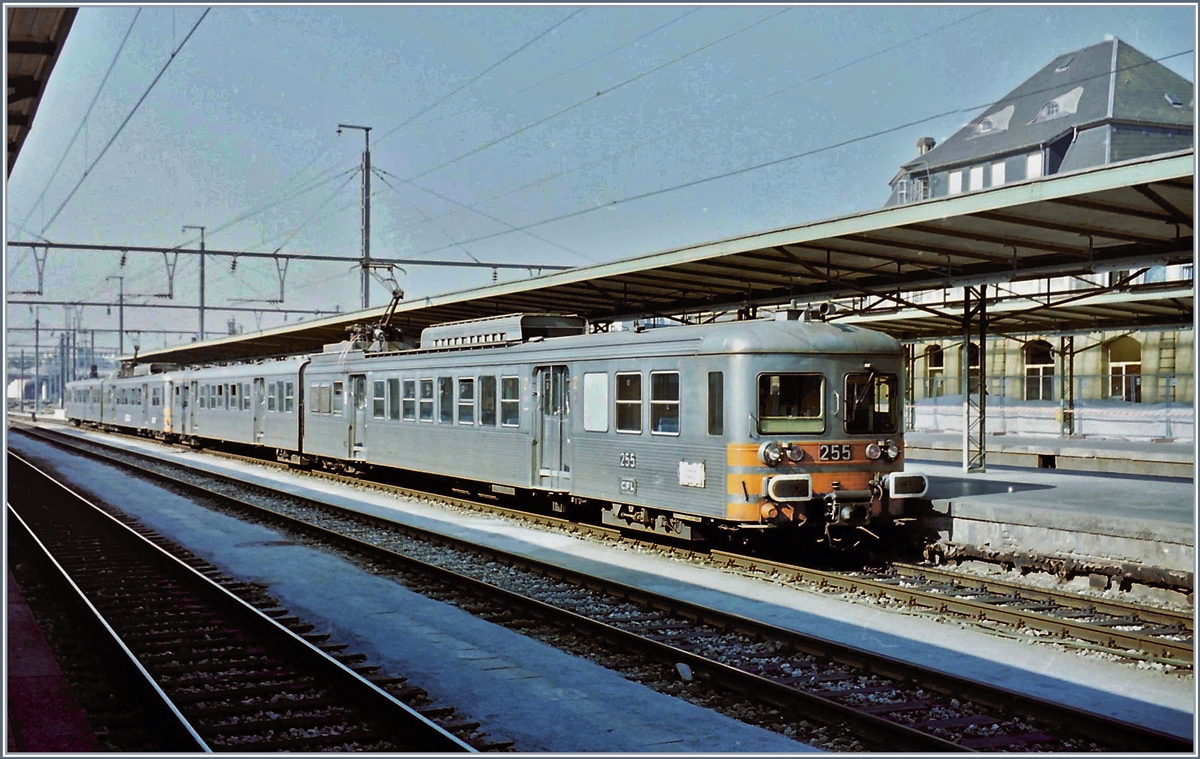 Ein  Moulinex , genauer gesagt zwei; CFL Elektrotriebwagen 255 mit einem Schwesterfahrzeug in Luxembourg am 13. Mai 1998  