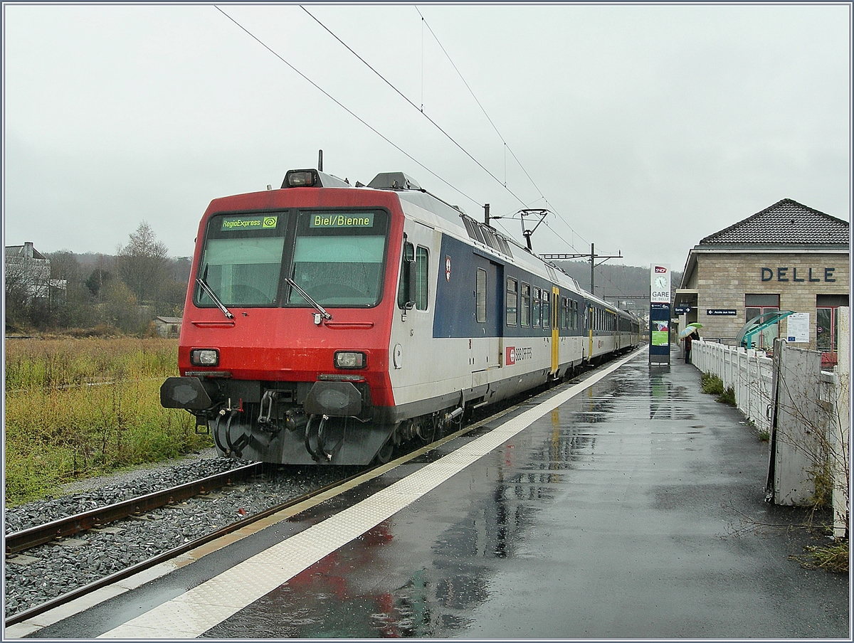 Ein NPZ RBDe 560 ist mit seinem Zug in Delle eingetroffen und wartet nun auf die Rückfahrt nach Biel/Bienne am einzigen verblieben, bzw. wieder hergerichteten Gleis in Delle. 
23. Nov. 2007