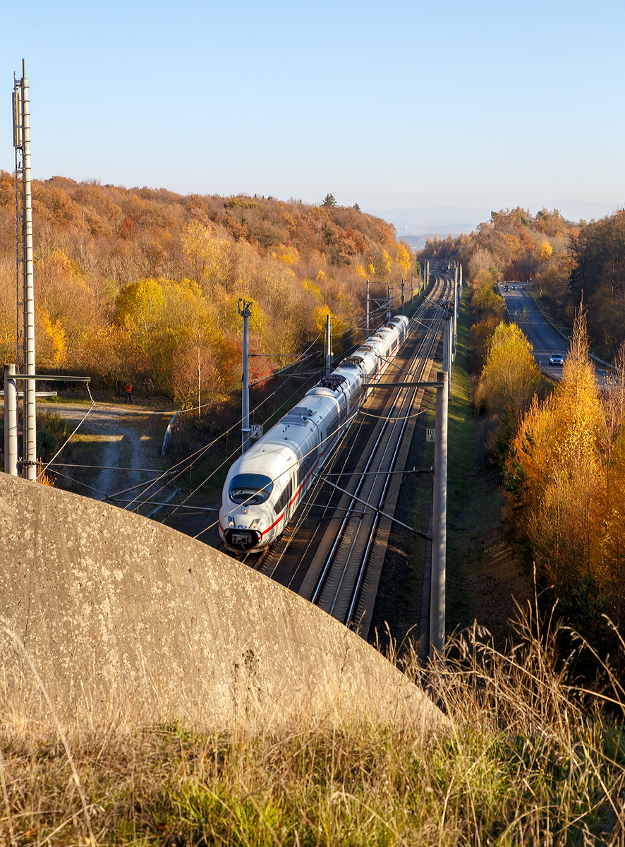 
Ein in Richtung K�ln fahrender ICE 3M (BR 406) der Niederl�ndischen Eisenbahnen (Nederlandse Spoorwegen N.V.) verschwindet bald mit ca. 300 km/h, in dem 1.110 m langen Tunnel Elzer Berg, am 18.11.2018 beim Elzer Berg.

Nach ICE-Brand am 12.10.2018 bei Montabaur, auf der Schnellfahrstrecke K�ln–Rhein/Main (KBS 472), wird seit Sonntag den 18.11.2018 im Regelfahrplan gefahren. Die Stecke ist wieder komplett zweigleisig befahrbar
