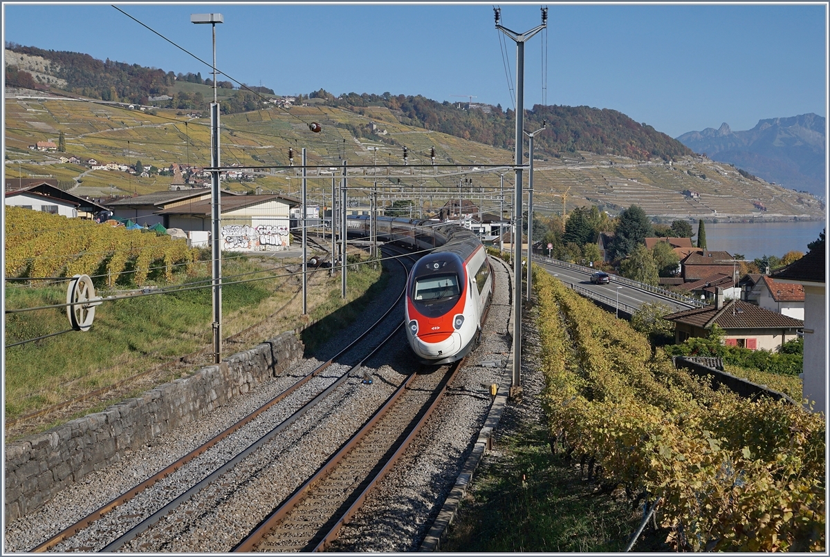 Ein SBB ETR 610 bzw. RABe 503 als EC Milano - Genève bei der Druchfahrt in Cully.
16. Okt. 2017