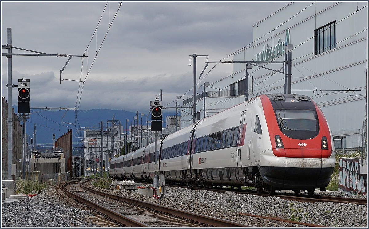 Ein SBB ICN RABe 500 von Bile/Bienne nach Lausanne bei der Durchfahrt in Prilly-Malley.

17. Juli 2020