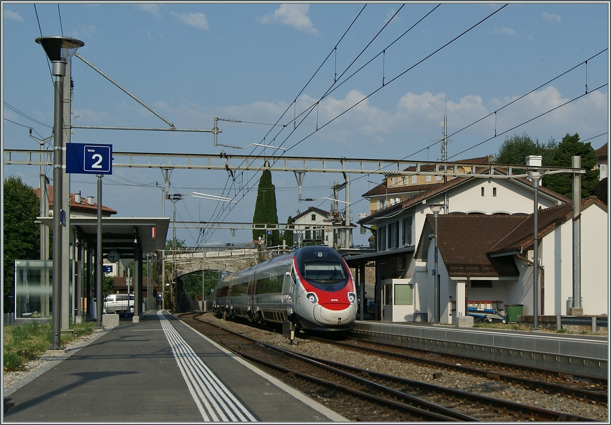 Ein SBB RABe 503 fährt als EC 37 Genève - Venezia SL durch den Bahnhof von Rivaz. Das Bild zeigt absichtlich etwas wenig Zug, dafür jedoch etwas mehr Bahnhof; obwohl modernisiert hat der Bahnhof von Rivaz doch noch einen gewissen Charme behalten, finde ich jedenfalls.
7. Juli 2015