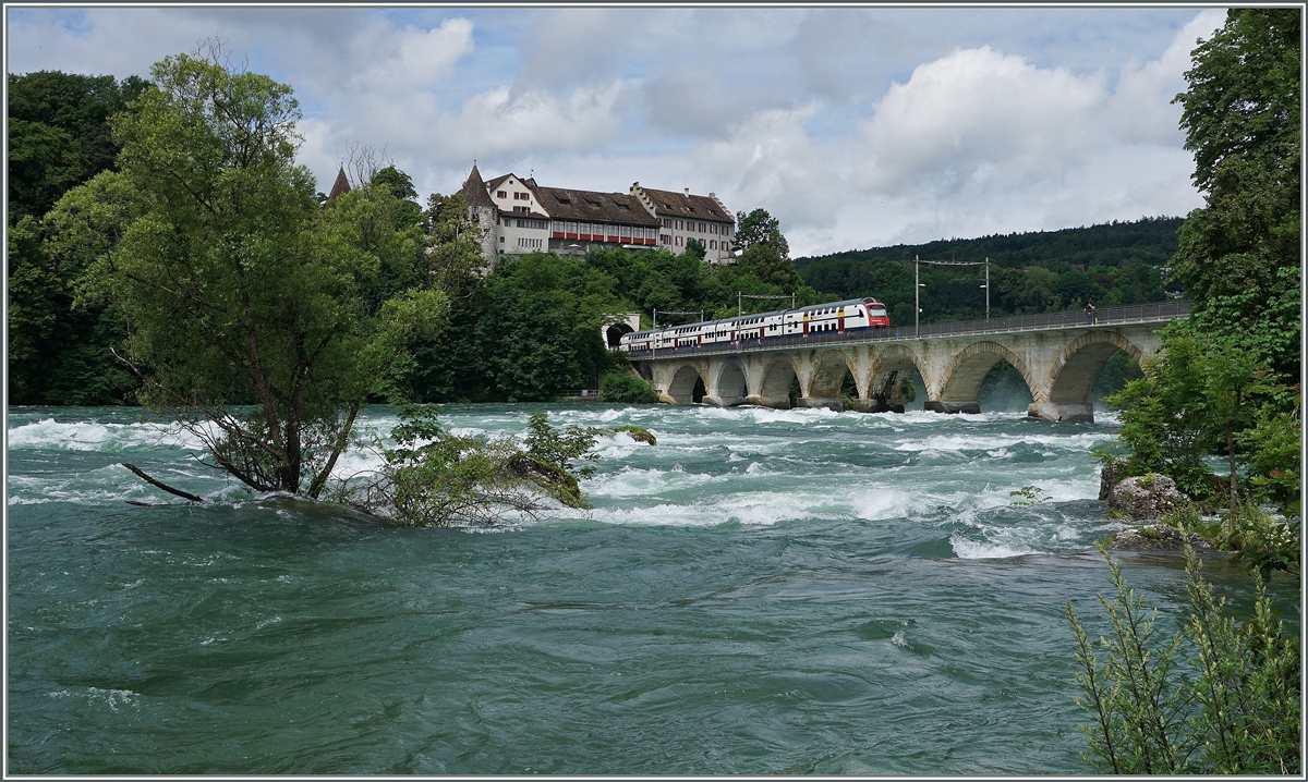 Ein SBB RABe 514 als S 24 von Thayngen nach Zug auf der Rheinbrücke zwischen Neuhausen und Schloss Laufen am Rheinfall.
20. Juni 2016