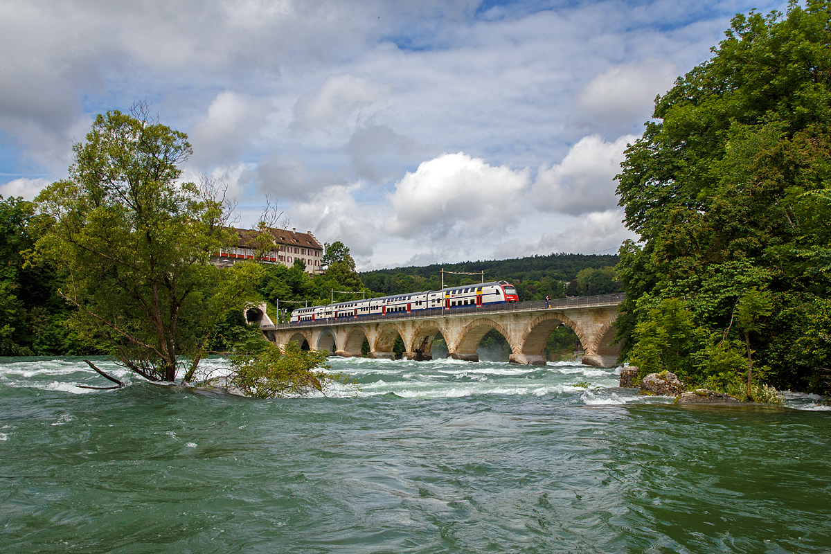 
Ein SBB RABe 514 als S 24 von Thayngen nach Zug auf der Rheinbrücke zwischen Neuhausen und Schloss Laufen am Rheinfall.
20. Juni 2016