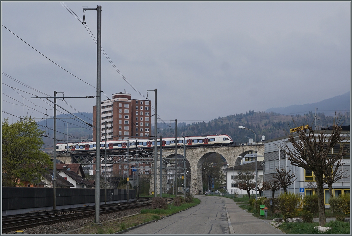 Ein SBB RABE 522 auf dem Weg in Richtung Delle fährt über den BLS Mösli Viadukt und erreicht unmittelbar darauf den Bahnhof Grenchen Nord. 

18. April 2021