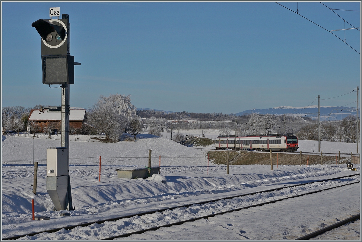 Ein SBB RBDe 560  Domino ist als RE bei der Kreuzungsstation Vuisternens-devant-Romont auf dem Weg nach Romnont. Weit im Hintergrund ist sogar noch der Jura zu erkennen. 

23. Dezember 2021