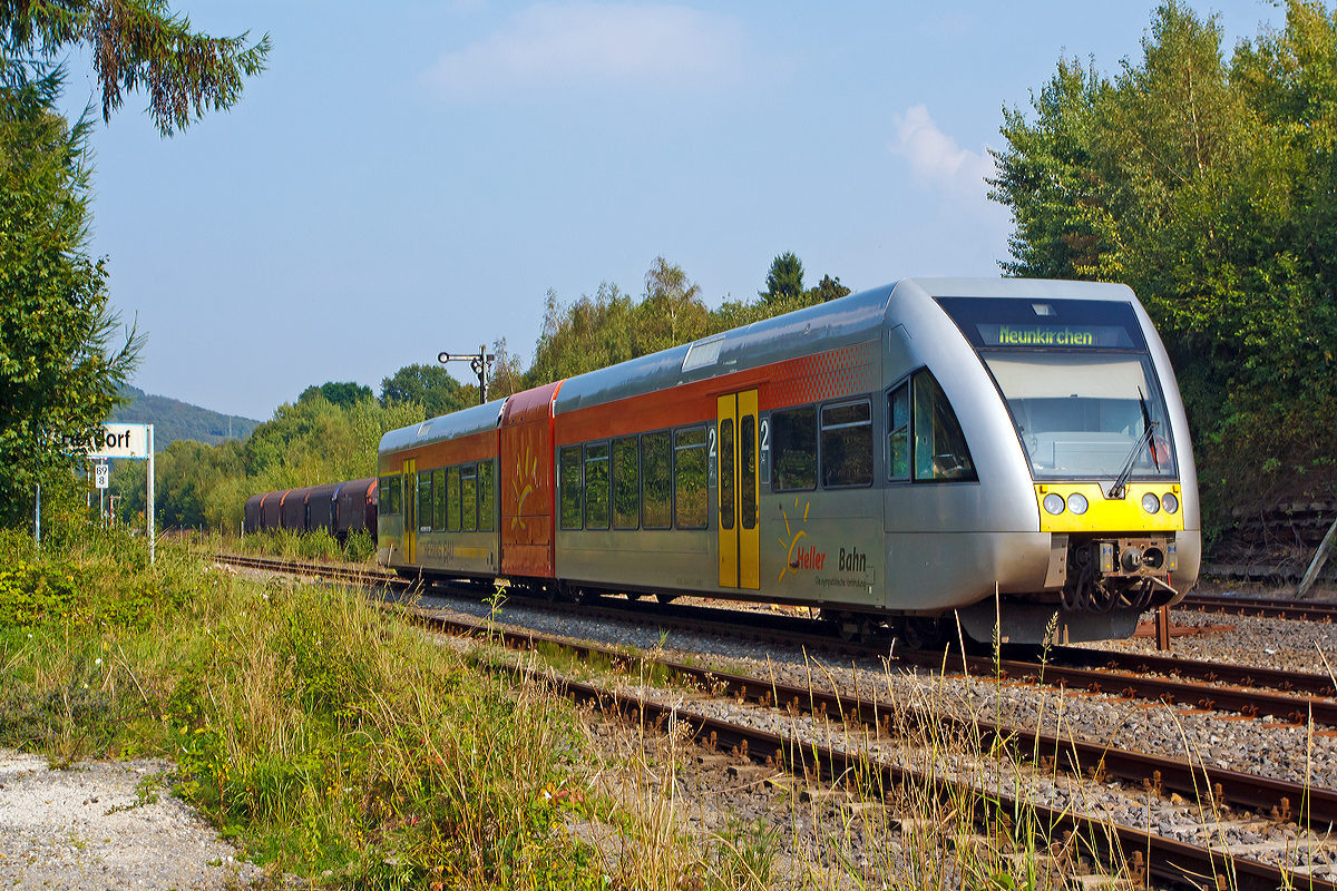 
Ein Stadler GTW 2/6 der Hellertalbahn kommt am 08.09.2014 aus Betzdorf und fährt nun auf Gleis 2 in den Bahnhof Herdorf ein.