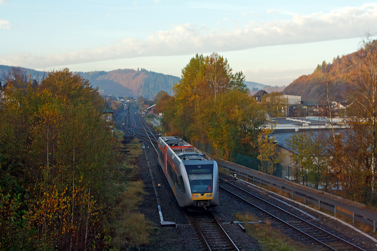 
Ein Stadler GTW 2/6 der Hellertalbahn, als RB 96  Hellertal Bahn  (HTB90404), am morgen (8:08 Uhr) des 01.11.2014 kurz vor der Einfahrt in den Bahnhof Herdorf. 