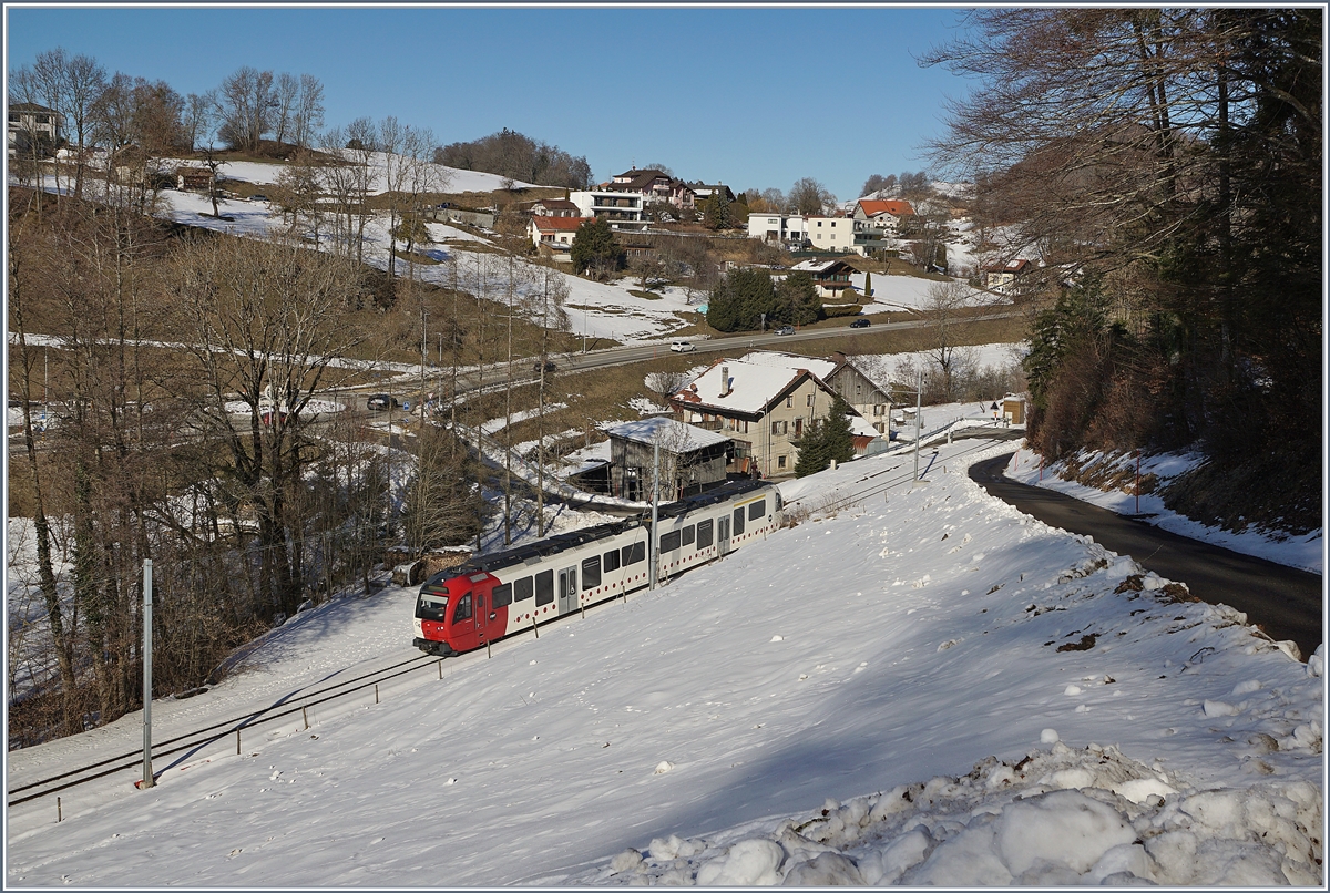 Ein Stadler SURF TPF Abe 2/4 + Be 2/4 kurz nach Châtel St-Denis auf der Fahrt Richtung Palézieux.

15. Feb. 2019
